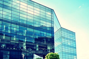 Modern ofis açık gökyüzü arka plan üzerinde. Retro stilize renkli ton filtre efekti