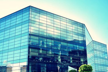 Modern ofis açık gökyüzü arka plan üzerinde. Retro stilize renkli ton filtre efekti