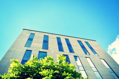 Modern ofis açık gökyüzü arka plan üzerinde. Retro stilize renkli ton filtre efekti