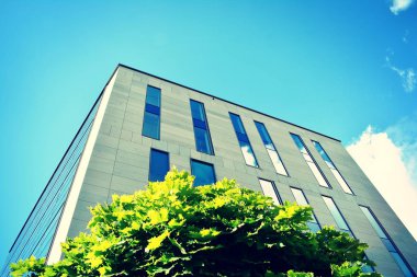 Modern ofis açık gökyüzü arka plan üzerinde. Retro stilize renkli ton filtre efekti