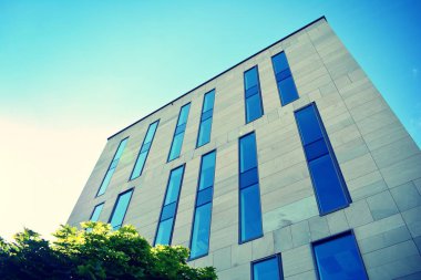 Modern ofis açık gökyüzü arka plan üzerinde. Retro stilize renkli ton filtre efekti