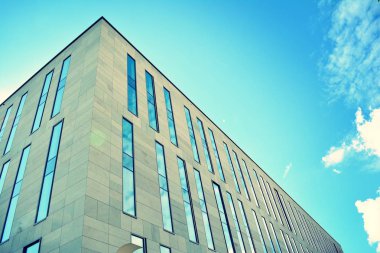 Modern ofis açık gökyüzü arka plan üzerinde. Retro stilize renkli ton filtre efekti