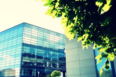 Modern ofis açık gökyüzü arka plan üzerinde. Retro stilize renkli ton filtre efekti