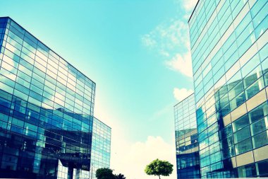 Modern ofis açık gökyüzü arka plan üzerinde. Retro stilize renkli ton filtre efekti