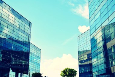 Modern ofis açık gökyüzü arka plan üzerinde. Retro stilize renkli ton filtre efekti