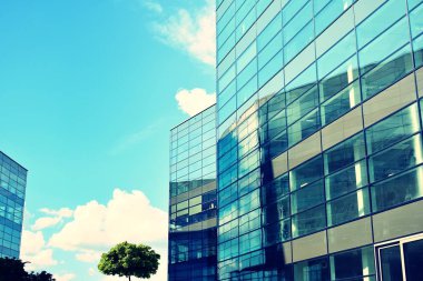 Modern ofis açık gökyüzü arka plan üzerinde. Retro stilize renkli ton filtre efekti