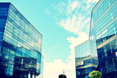 Modern ofis açık gökyüzü arka plan üzerinde. Retro stilize renkli ton filtre efekti