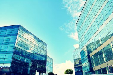 Modern ofis açık gökyüzü arka plan üzerinde. Retro stilize renkli ton filtre efekti