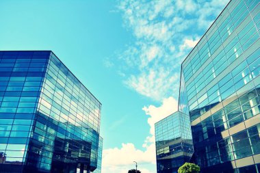 Modern ofis açık gökyüzü arka plan üzerinde. Retro stilize renkli ton filtre efekti