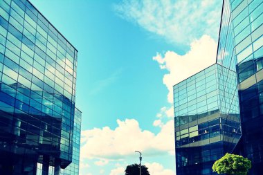 Modern ofis açık gökyüzü arka plan üzerinde. Retro stilize renkli ton filtre efekti