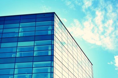 Modern ofis açık gökyüzü arka plan üzerinde. Retro stilize renkli ton filtre efekti