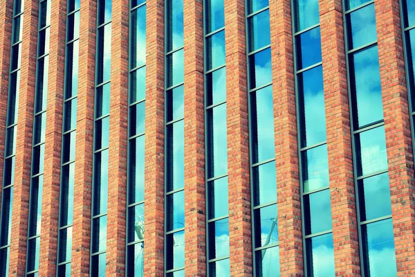 Modernes Bürogebäude Auf Klarem Himmelshintergrund Retro Stilisierter Bunter Filtereffekt — Stockfoto