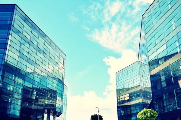 Modern ofis açık gökyüzü arka plan üzerinde. Retro stilize renkli ton filtre efekti