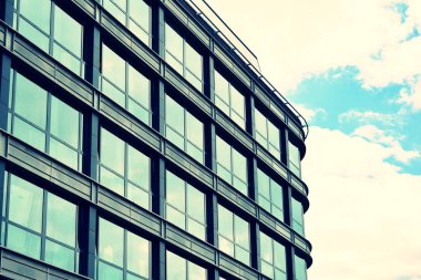 Modern ofis açık gökyüzü arka plan üzerinde. Retro stilize renkli ton filtre efekti