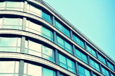 Modern ofis açık gökyüzü arka plan üzerinde. Retro stilize renkli ton filtre efekti