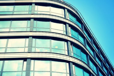 Modern ofis açık gökyüzü arka plan üzerinde. Retro stilize renkli ton filtre efekti