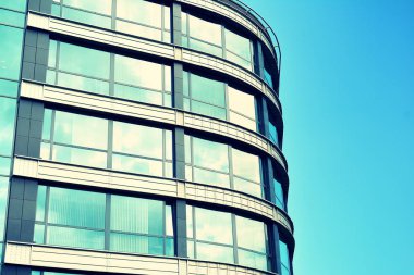 Modern ofis açık gökyüzü arka plan üzerinde. Retro stilize renkli ton filtre efekti