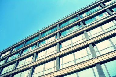 Modern ofis açık gökyüzü arka plan üzerinde. Retro stilize renkli ton filtre efekti