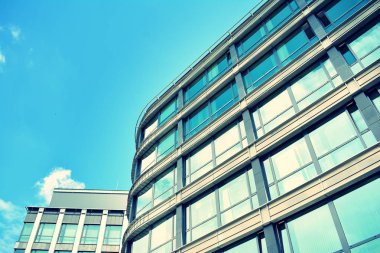 Modern ofis açık gökyüzü arka plan üzerinde. Retro stilize renkli ton filtre efekti