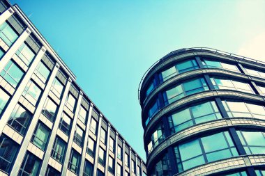 Modern ofis açık gökyüzü arka plan üzerinde. Retro stilize renkli ton filtre efekti