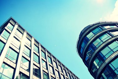 Modern ofis açık gökyüzü arka plan üzerinde. Retro stilize renkli ton filtre efekti