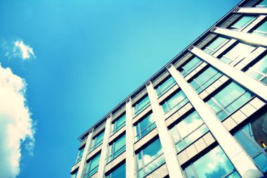 Modern ofis açık gökyüzü arka plan üzerinde. Retro stilize renkli ton filtre efekti