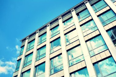 Modern ofis açık gökyüzü arka plan üzerinde. Retro stilize renkli ton filtre efekti