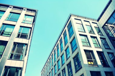 Modern ofis açık gökyüzü arka plan üzerinde. Retro stilize renkli ton filtre efekti