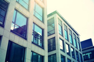 Modern ofis açık gökyüzü arka plan üzerinde. Retro stilize renkli ton filtre efekti