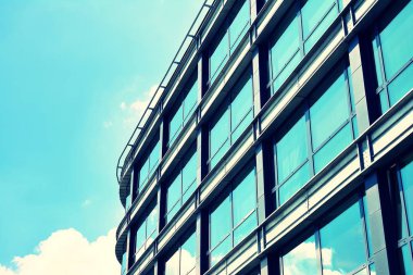 Modern ofis açık gökyüzü arka plan üzerinde. Retro stilize renkli ton filtre efekti