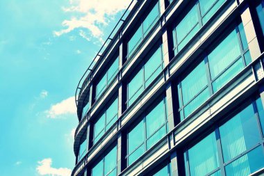 Modern ofis açık gökyüzü arka plan üzerinde. Retro stilize renkli ton filtre efekti