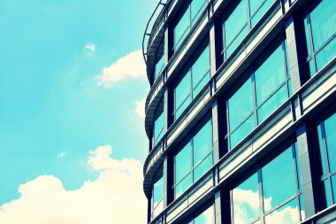 Modern ofis açık gökyüzü arka plan üzerinde. Retro stilize renkli ton filtre efekti