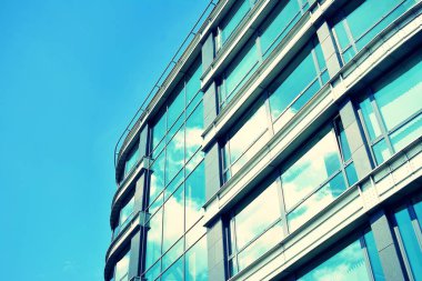 Modern ofis açık gökyüzü arka plan üzerinde. Retro stilize renkli ton filtre efekti