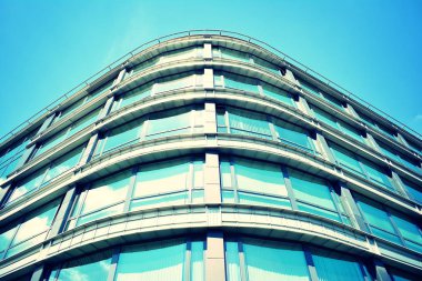 Modern ofis açık gökyüzü arka plan üzerinde. Retro stilize renkli ton filtre efekti