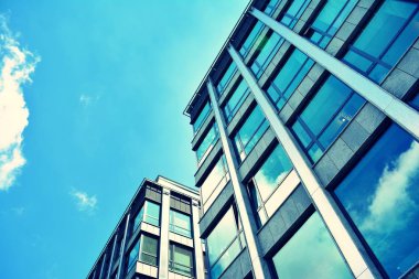 Modern ofis açık gökyüzü arka plan üzerinde. Retro stilize renkli ton filtre efekti