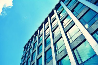 Modern ofis açık gökyüzü arka plan üzerinde. Retro stilize renkli ton filtre efekti