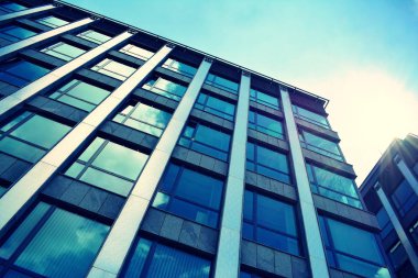 Modern ofis açık gökyüzü arka plan üzerinde. Retro stilize renkli ton filtre efekti