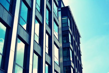 Modern ofis açık gökyüzü arka plan üzerinde. Retro stilize renkli ton filtre efekti