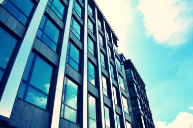 Modern ofis açık gökyüzü arka plan üzerinde. Retro stilize renkli ton filtre efekti