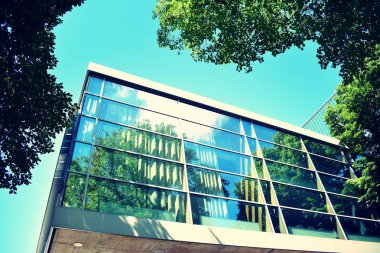 Modern ofis açık gökyüzü arka plan üzerinde. Retro stilize renkli ton filtre efekti