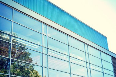 Modern ofis açık gökyüzü arka plan üzerinde. Retro stilize renkli ton filtre efekti