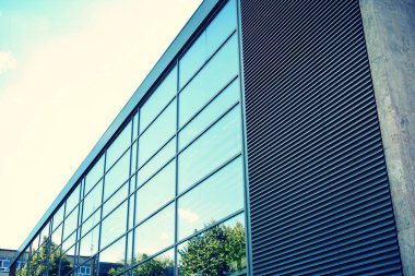 Modern ofis açık gökyüzü arka plan üzerinde. Retro stilize renkli ton filtre efekti