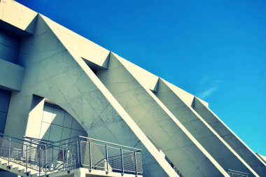 Modern ofis açık gökyüzü arka plan üzerinde. Retro stilize renkli ton filtre efekti