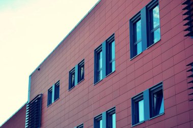 Modern ofis açık gökyüzü arka plan üzerinde. Retro stilize renkli ton filtre efekti