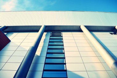 Modern ofis açık gökyüzü arka plan üzerinde. Retro stilize renkli ton filtre efekti