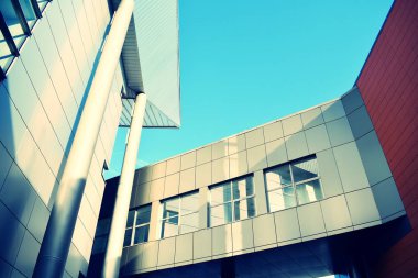 Modern ofis açık gökyüzü arka plan üzerinde. Retro stilize renkli ton filtre efekti