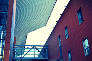 Modern ofis açık gökyüzü arka plan üzerinde. Retro stilize renkli ton filtre efekti