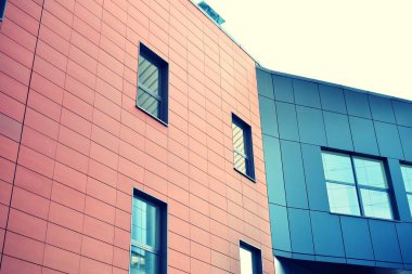 Modern ofis açık gökyüzü arka plan üzerinde. Retro stilize renkli ton filtre efekti