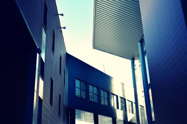 Modern ofis açık gökyüzü arka plan üzerinde. Retro stilize renkli ton filtre efekti