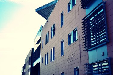 Modern ofis açık gökyüzü arka plan üzerinde. Retro stilize renkli ton filtre efekti